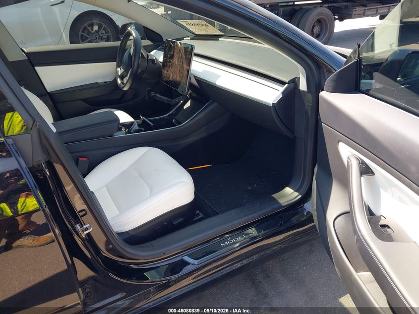 TESLA MODEL 3 - zdjęcie 5