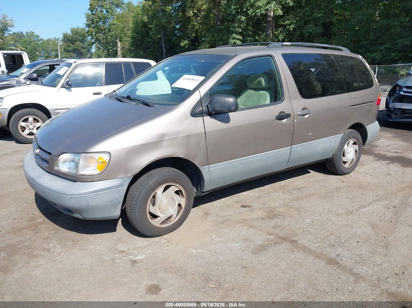 1998 Toyota Sienna, Rear, IAAI, VIN 4T3ZF13C1WU058219 — photo 2