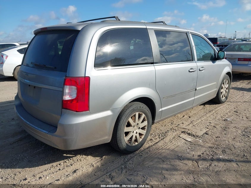 2013 CHRYSLER TOWN & COUNTRY auction photo 4
