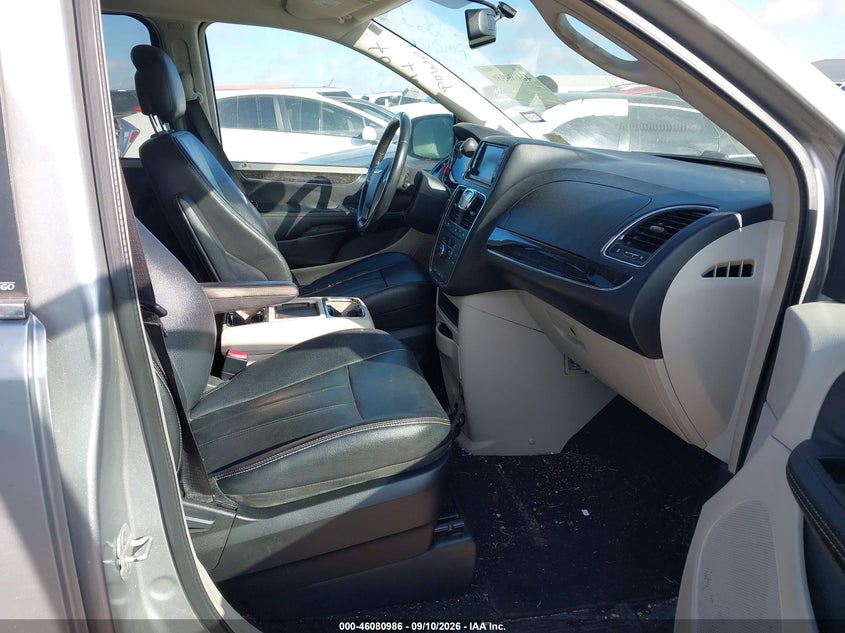 2013 CHRYSLER TOWN & COUNTRY auction photo 5