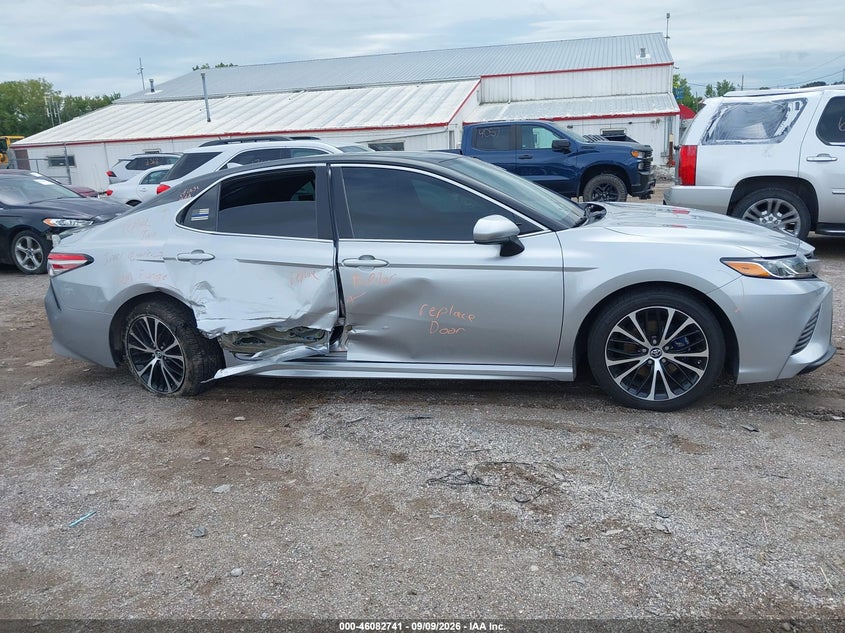 TOYOTA CAMRY - zdjęcie 14