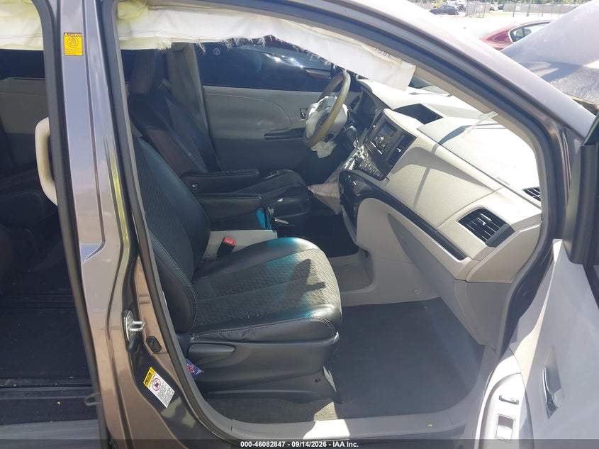 Photo 5 - TOYOTA SIENNA
