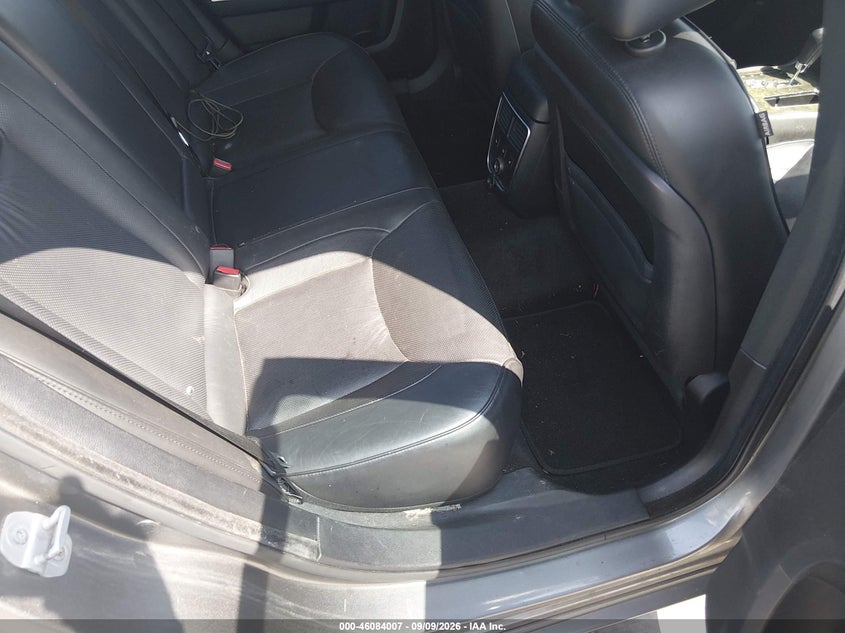 2011 CHRYSLER 300C auction photo 8