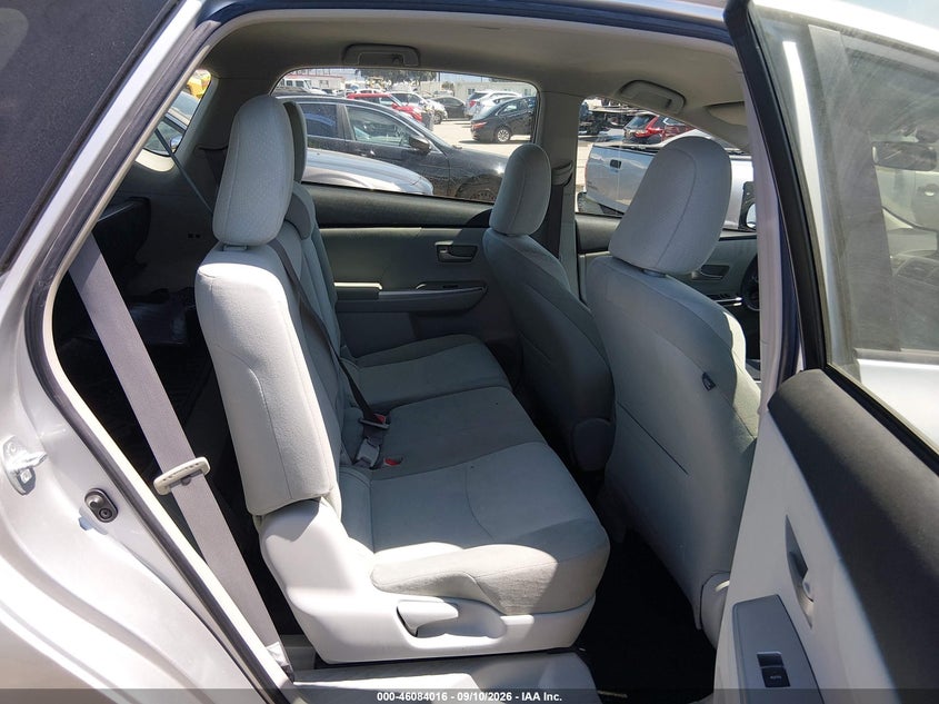 2013 TOYOTA PRIUS V auction photo 8