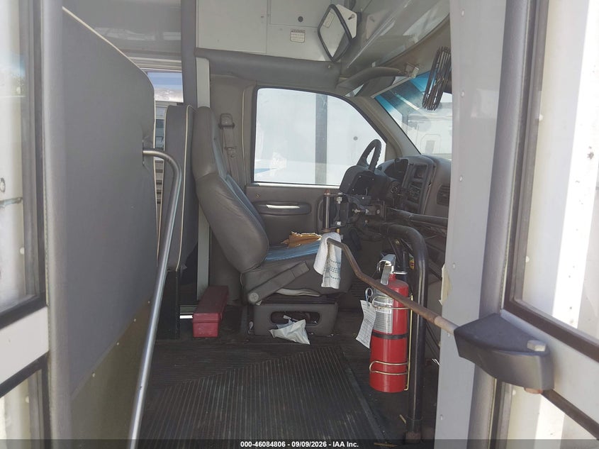 2000 CHEVROLET EXPRESS COMM CUTAWAY auction photo 7