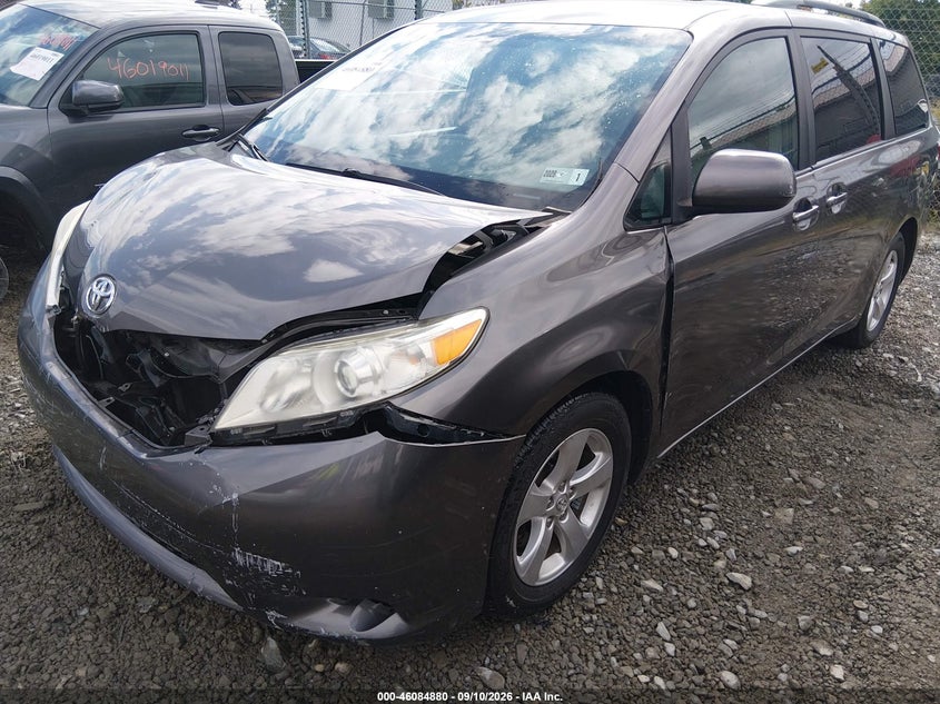 TOYOTA SIENNA - zdjęcie 20