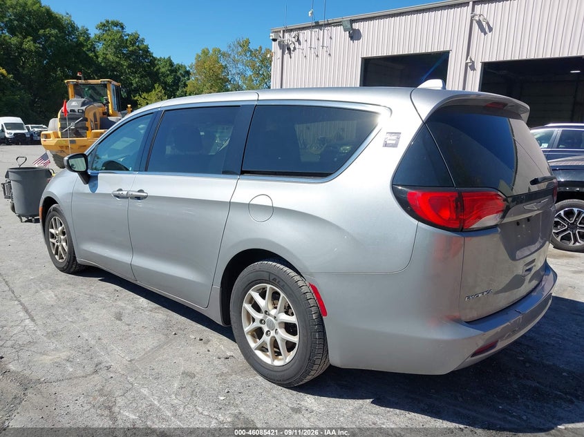 2017 CHRYSLER PACIFICA auction photo 3