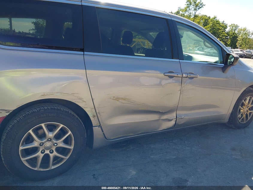 2017 CHRYSLER PACIFICA auction photo 6