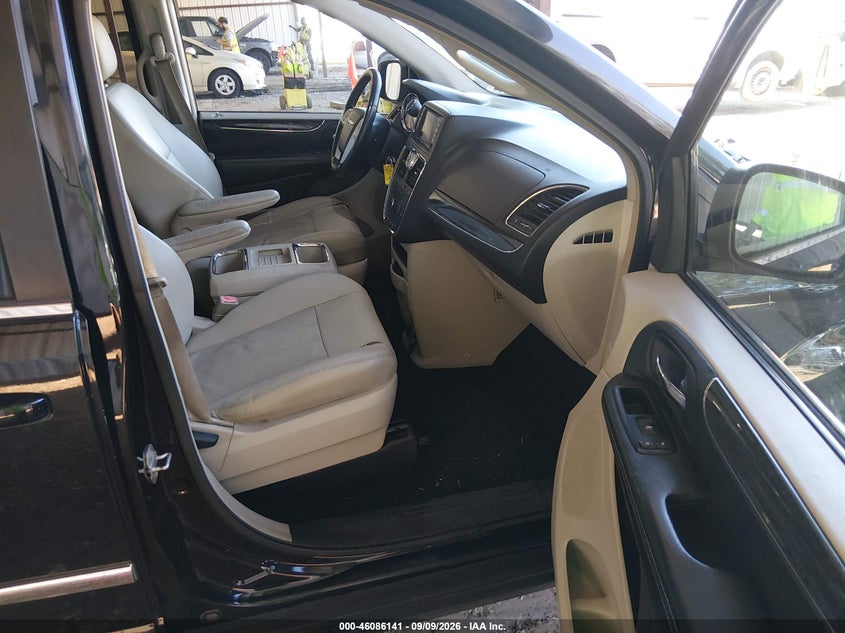 2015 CHRYSLER TOWN & COUNTRY auction photo 5