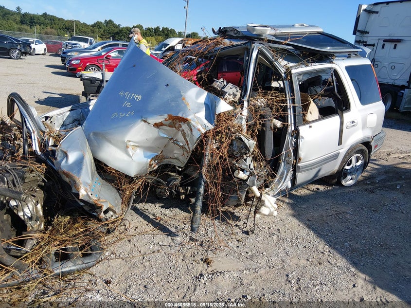 1999 Honda CR-V, All Over, IAAI, VIN JHLRD1863XC068248 — photo 2