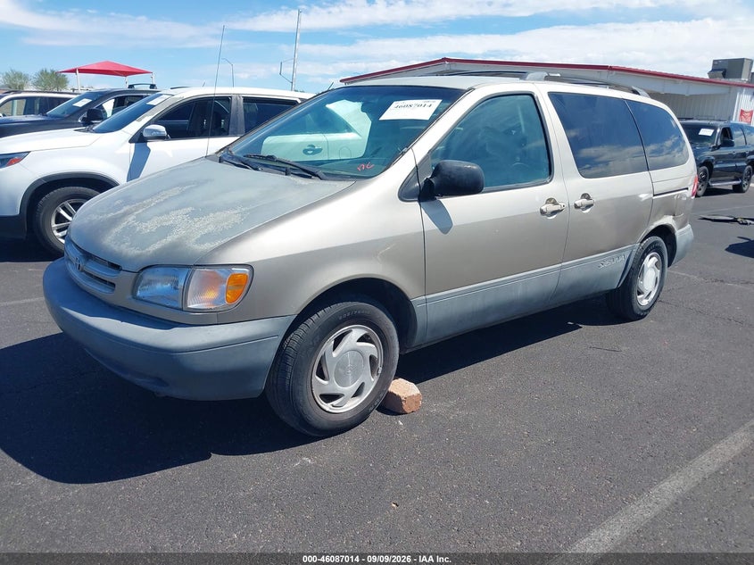 2000 Toyota Sienna, Normal Wear & Tear, IAAI, VIN 4T3ZF13C6YU252103 — photo 2