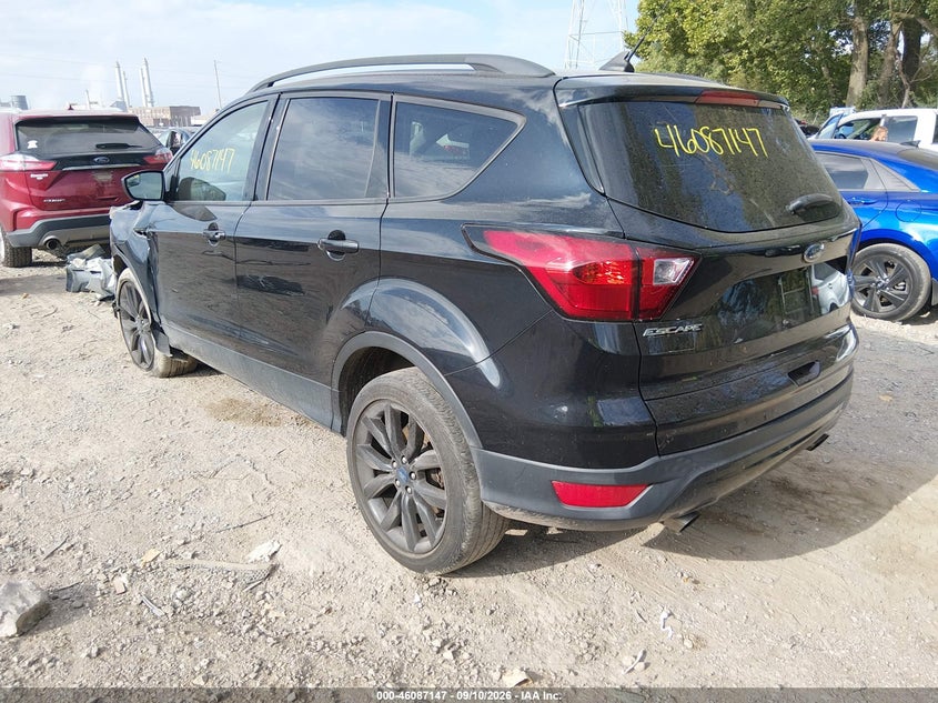 Vin: 1fmcu9gd3kua06736, lot: 46586754, ford escape se 20193