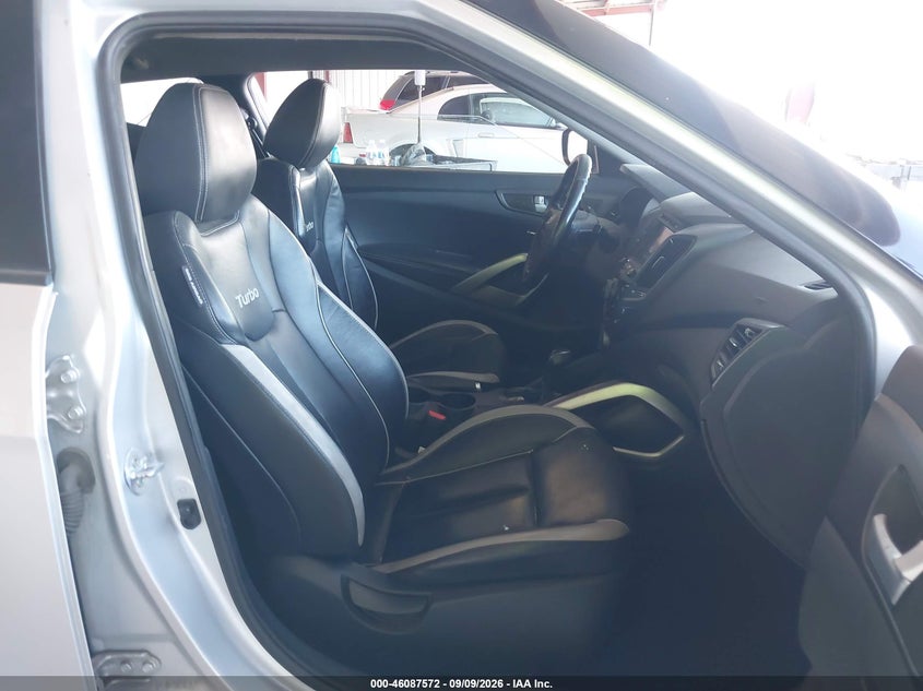 2013 HYUNDAI VELOSTER auction photo 5