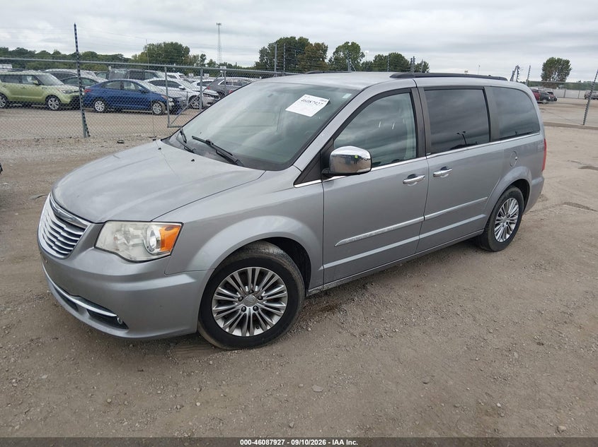2013 CHRYSLER TOWN & COUNTRY auction photo 2