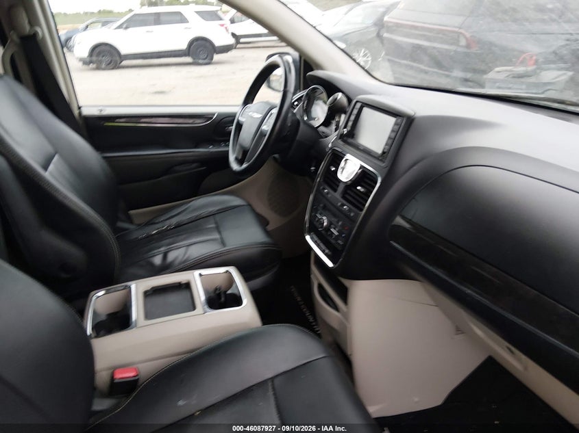 2013 CHRYSLER TOWN & COUNTRY auction photo 5