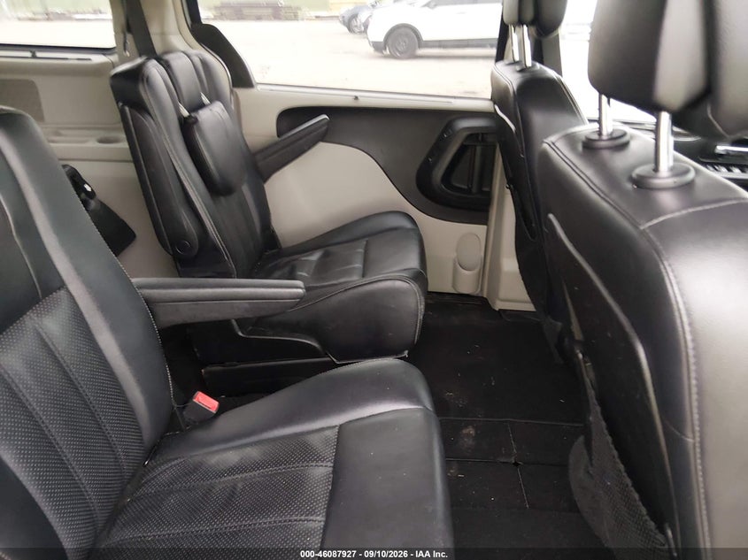 2013 CHRYSLER TOWN & COUNTRY auction photo 8