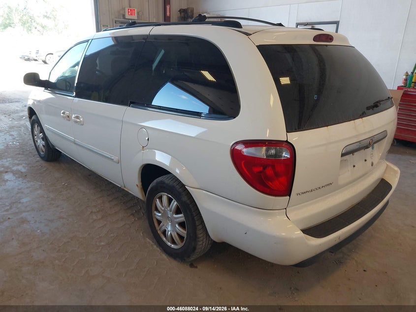 2005 CHRYSLER TOWN & COUNTRY auction photo 3