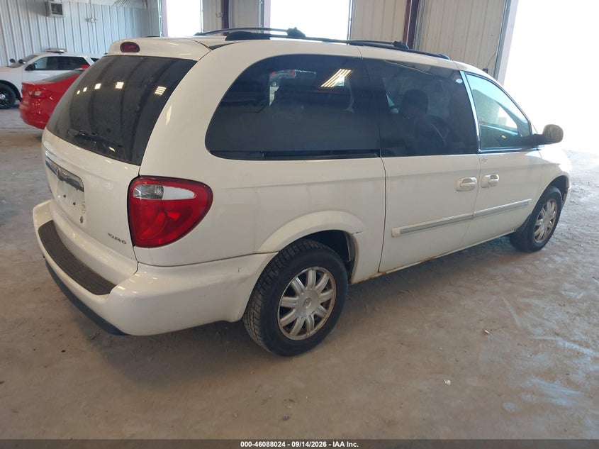 2005 CHRYSLER TOWN & COUNTRY auction photo 4