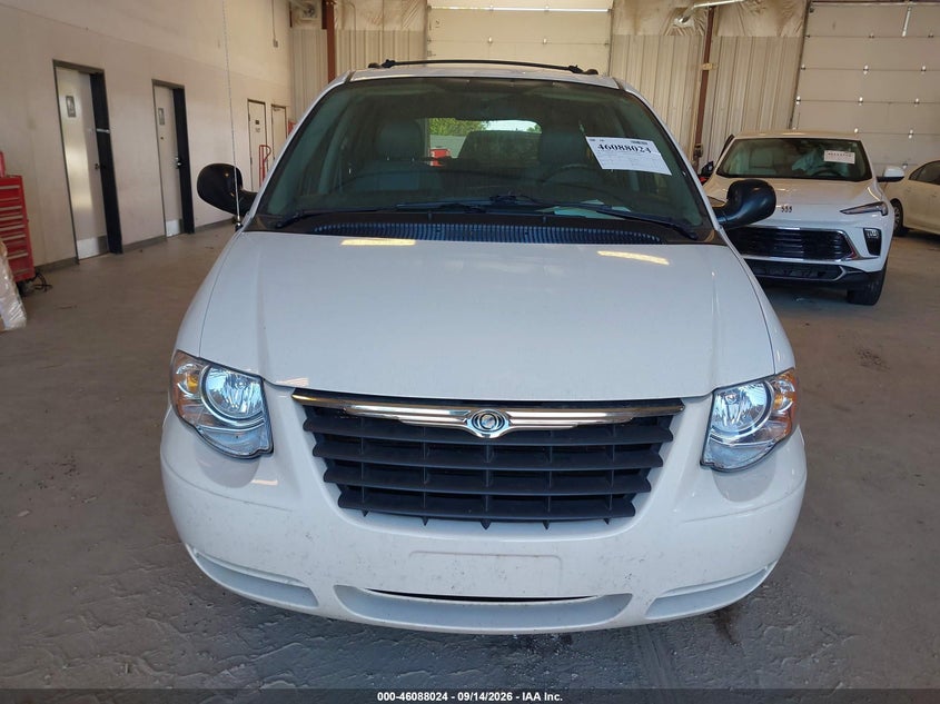 2005 CHRYSLER TOWN & COUNTRY auction photo 6