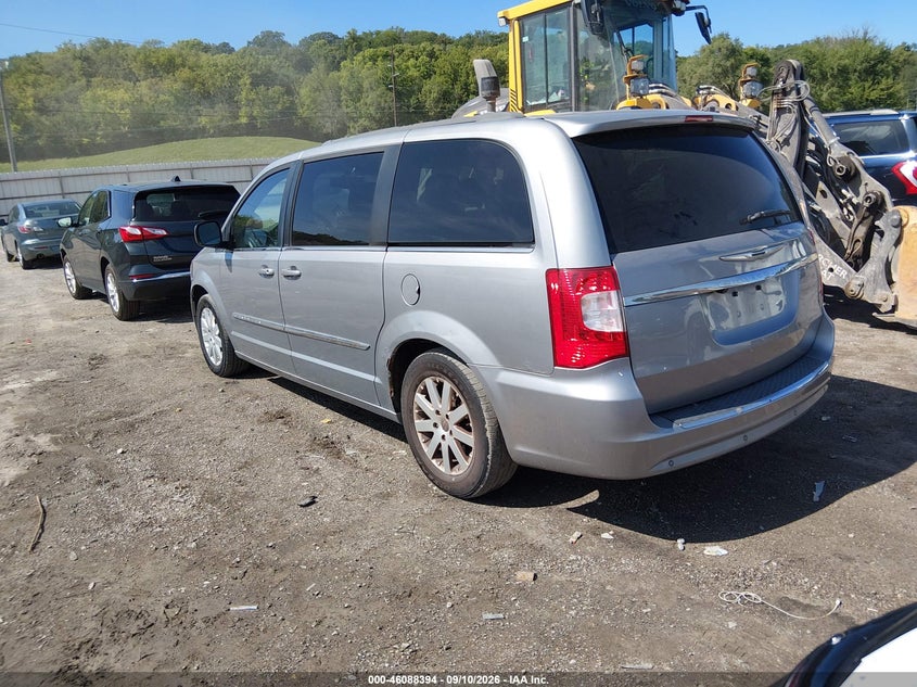 2013 CHRYSLER TOWN & COUNTRY auction photo 3