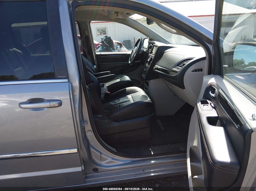 2013 CHRYSLER TOWN & COUNTRY auction photo 5