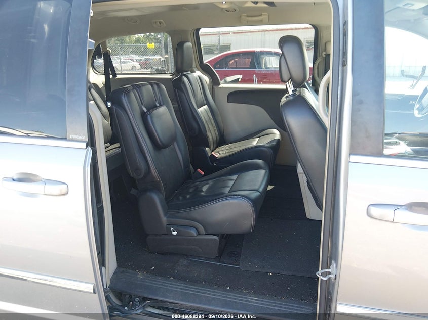 2013 CHRYSLER TOWN & COUNTRY auction photo 8