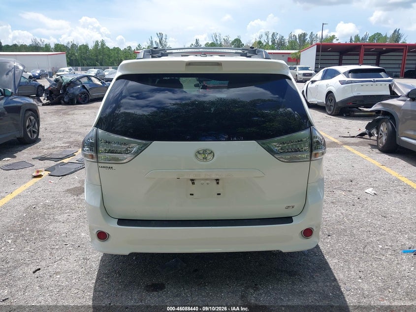 TOYOTA SIENNA - zdjęcie 17