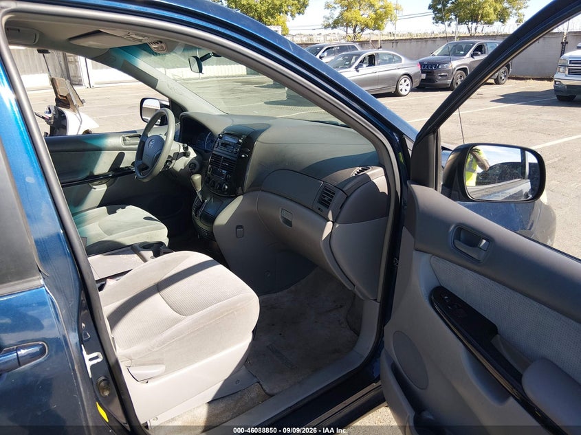2005 TOYOTA SIENNA auction photo 5