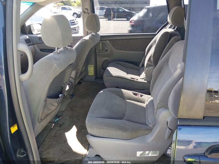 2005 TOYOTA SIENNA auction photo 8