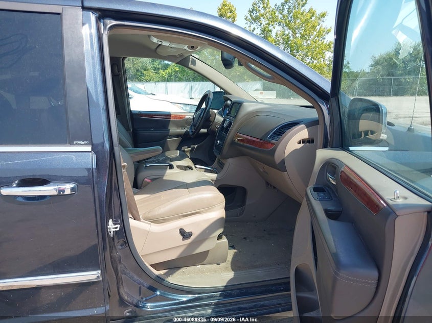 2014 CHRYSLER TOWN & COUNTRY auction photo 5