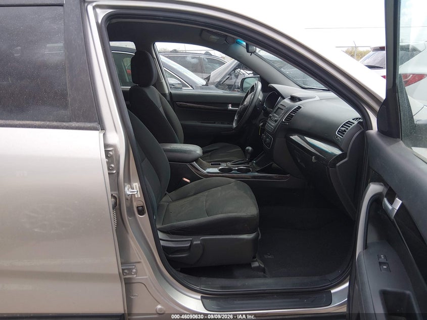 2015 KIA SORENTO auction photo 5