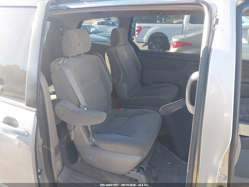 2005 TOYOTA SIENNA auction photo 8