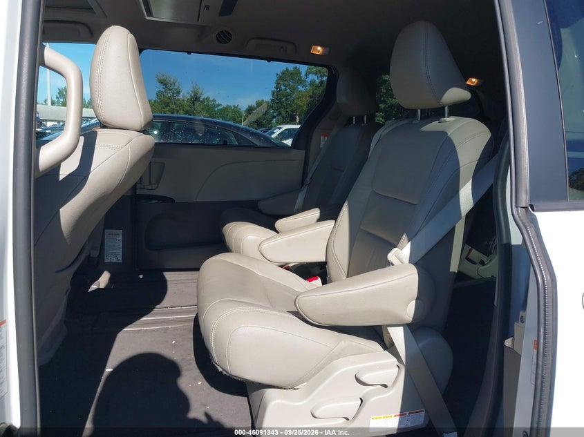 TOYOTA SIENNA - zdjęcie 8