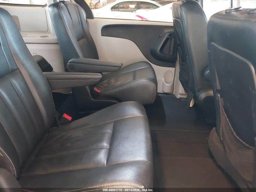 2016 CHRYSLER TOWN & COUNTRY auction photo 8