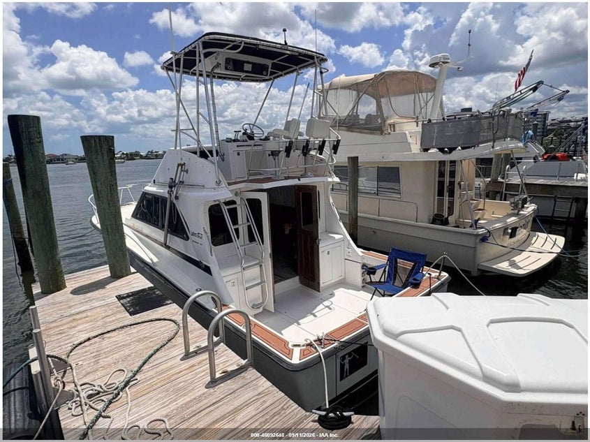 1989 LUHRS TOURNAMENT 320 auction photo 3