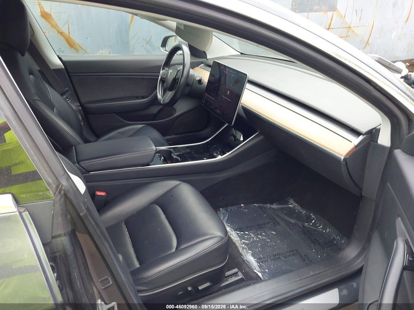 TESLA MODEL 3 - zdjęcie 5