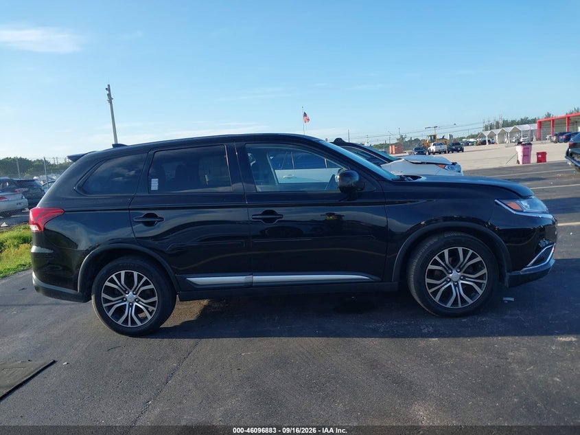 2017 MITSUBISHI OUTLANDER ES · Photo 13