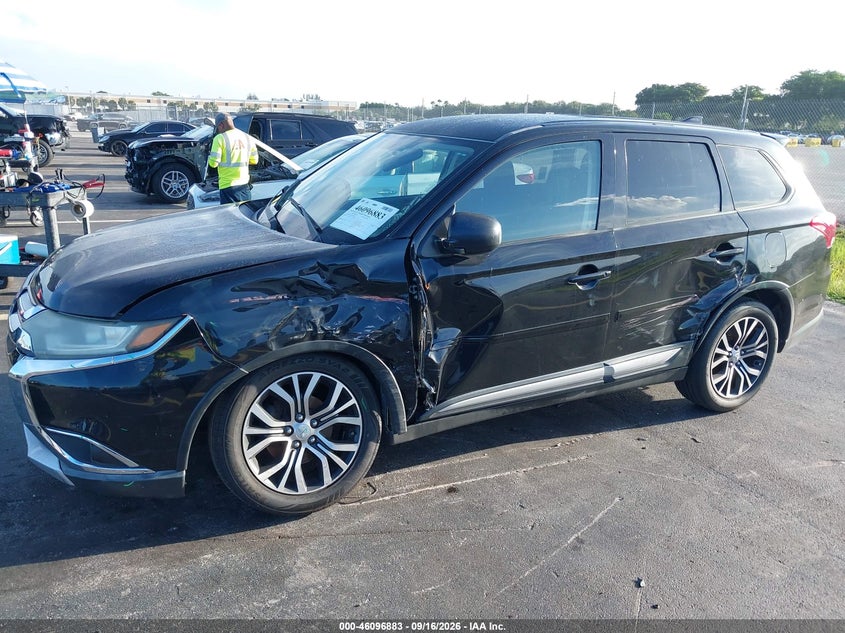 2017 MITSUBISHI OUTLANDER ES · Photo 6