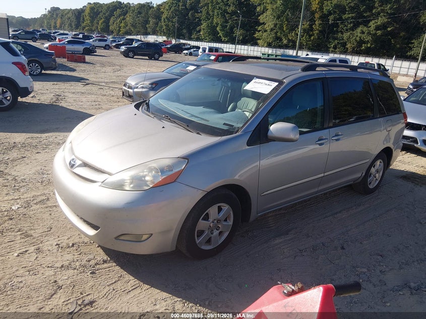 2009 TOYOTA SIENNA auction photo 2
