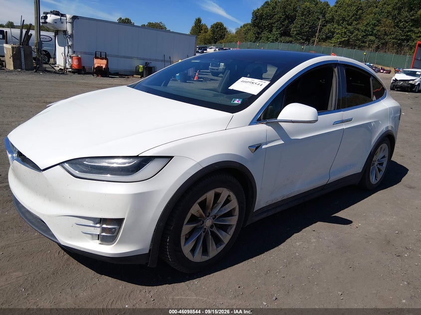 2017 Tesla Model X, Правый перёд, IAAI, VIN 5YJXCDE28HF077199 — фото 2