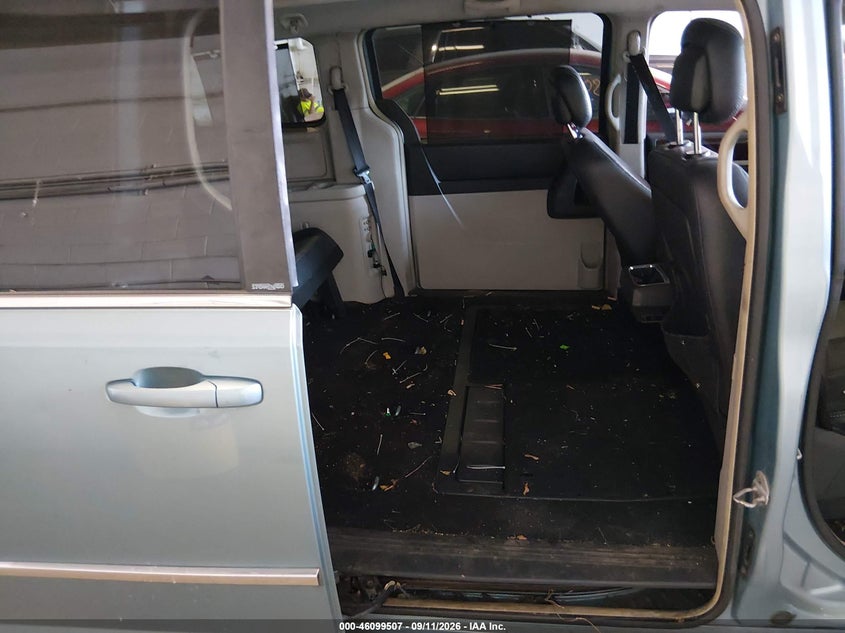 2010 CHRYSLER TOWN & COUNTRY auction photo 8