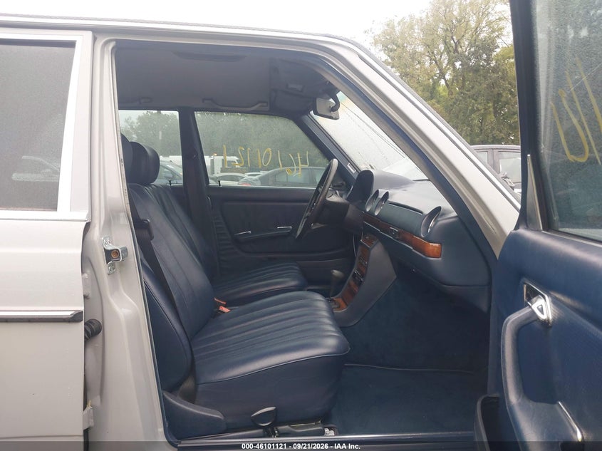 1983 MERCEDES-BENZ 300