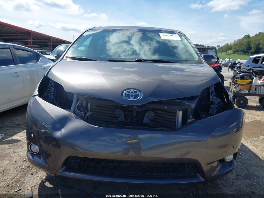 TOYOTA SIENNA - zdjęcie 13