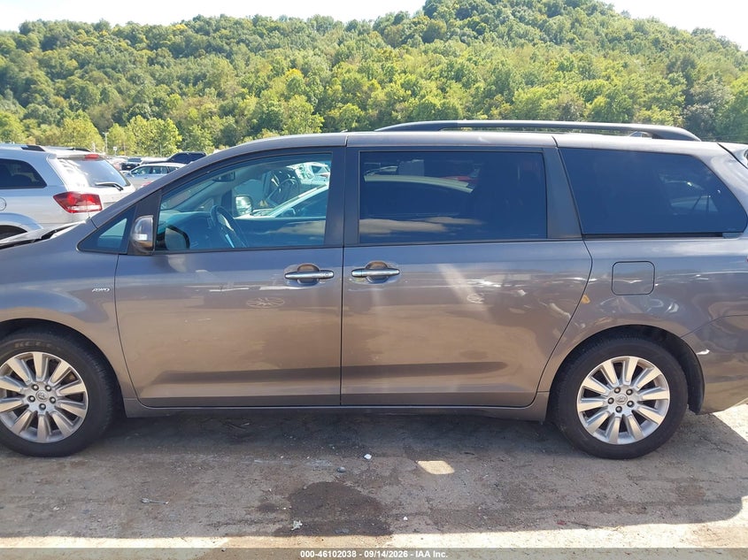 TOYOTA SIENNA - zdjęcie 15