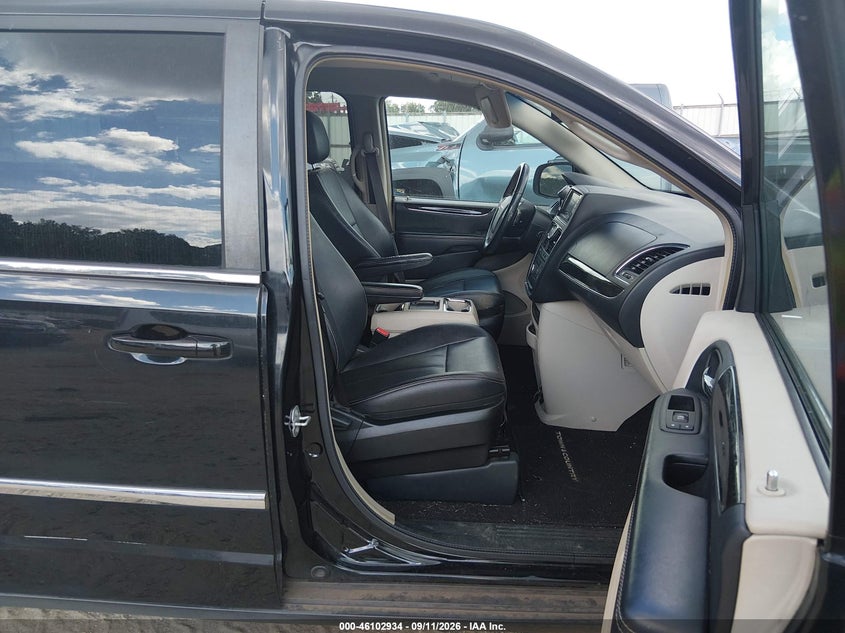 2016 CHRYSLER TOWN & COUNTRY auction photo 5