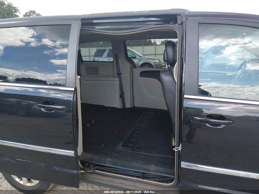 2016 CHRYSLER TOWN & COUNTRY auction photo 8
