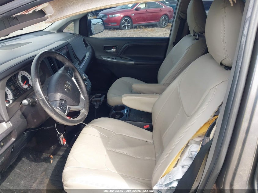 TOYOTA SIENNA - zdjęcie 11