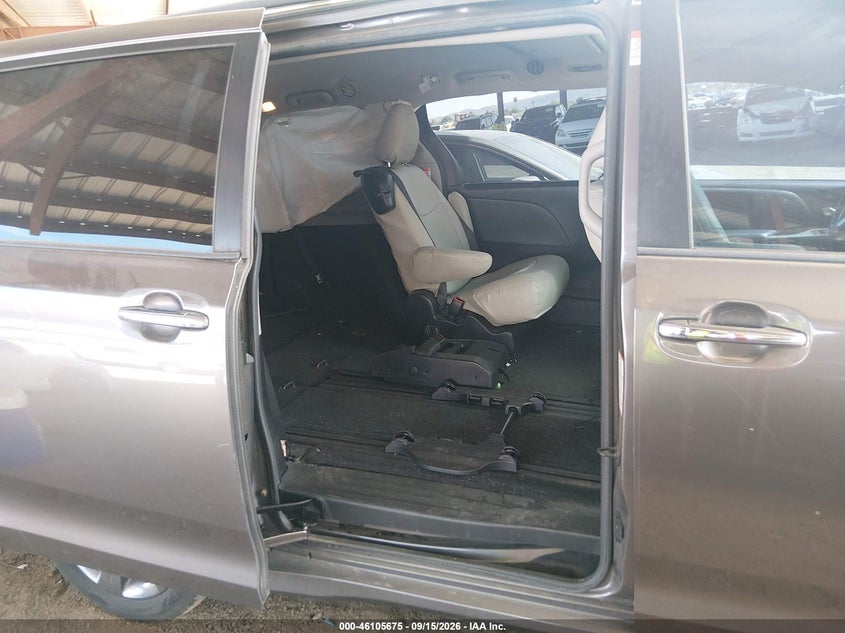 TOYOTA SIENNA - zdjęcie 8