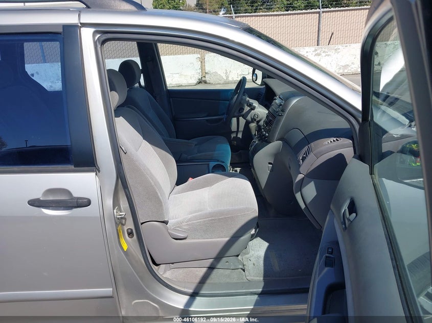 2006 TOYOTA SIENNA auction photo 5