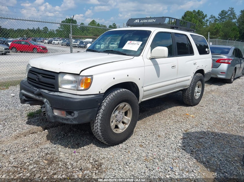 2000 Toyota 4Runner, Front End, IAAI, VIN JT3GN86RXY0170077 — photo 2